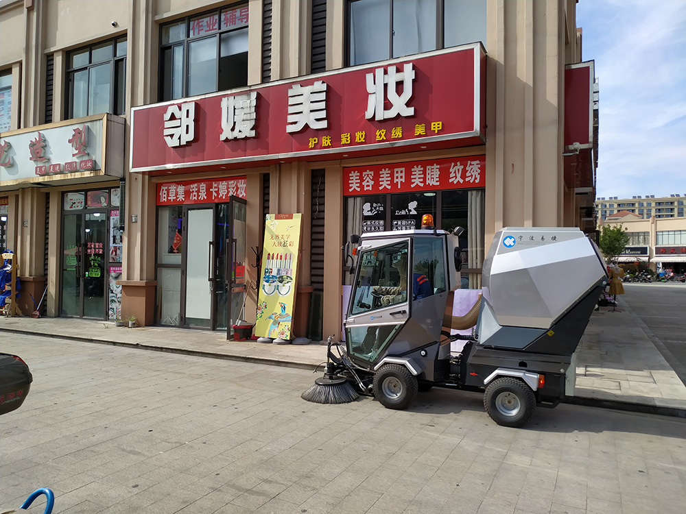 YJ2190柴油小掃商業(yè)廣場清掃案